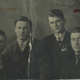 Лакаев Николай Иванович с братом Виктором и друзьями.jpg