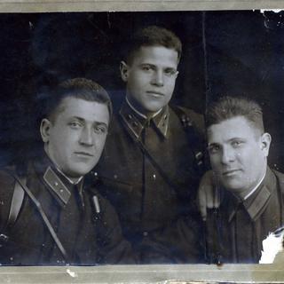 Лакаев Николай Иванович с друзьями январь 1940.jpg