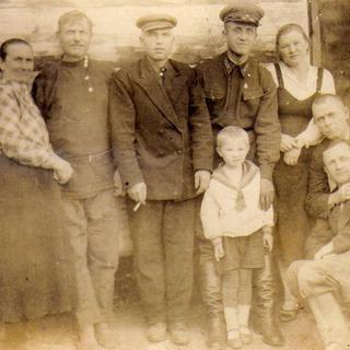 Лакаев Николай Иванович с родственниками.jpg